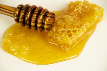 Honigmassage Stillleben Honigwabe Honigheber